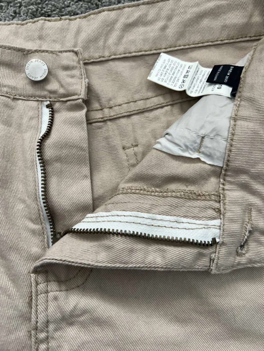 NWOT SHEIN Mod Cream Denim Flare Jeans with Brown Denim Heart Patches - Size 30 - Picture 5 of 11